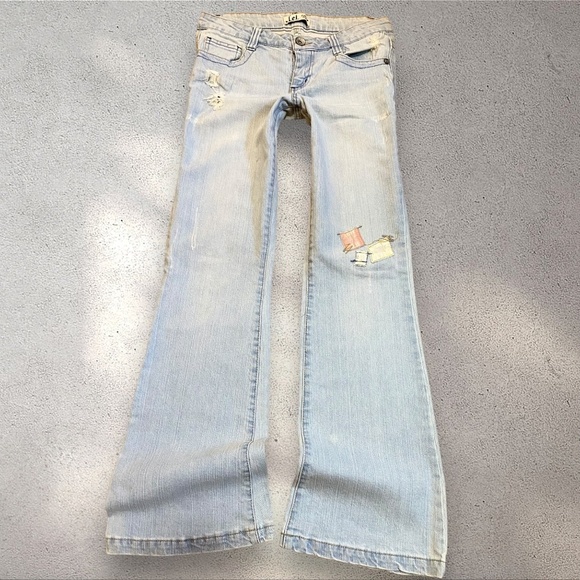 !! SOLD DO NOT BUY !! L.E.I.  Low Rise Flare Jeans w/ Some Cute Patch Details - Picture 1 of 5
